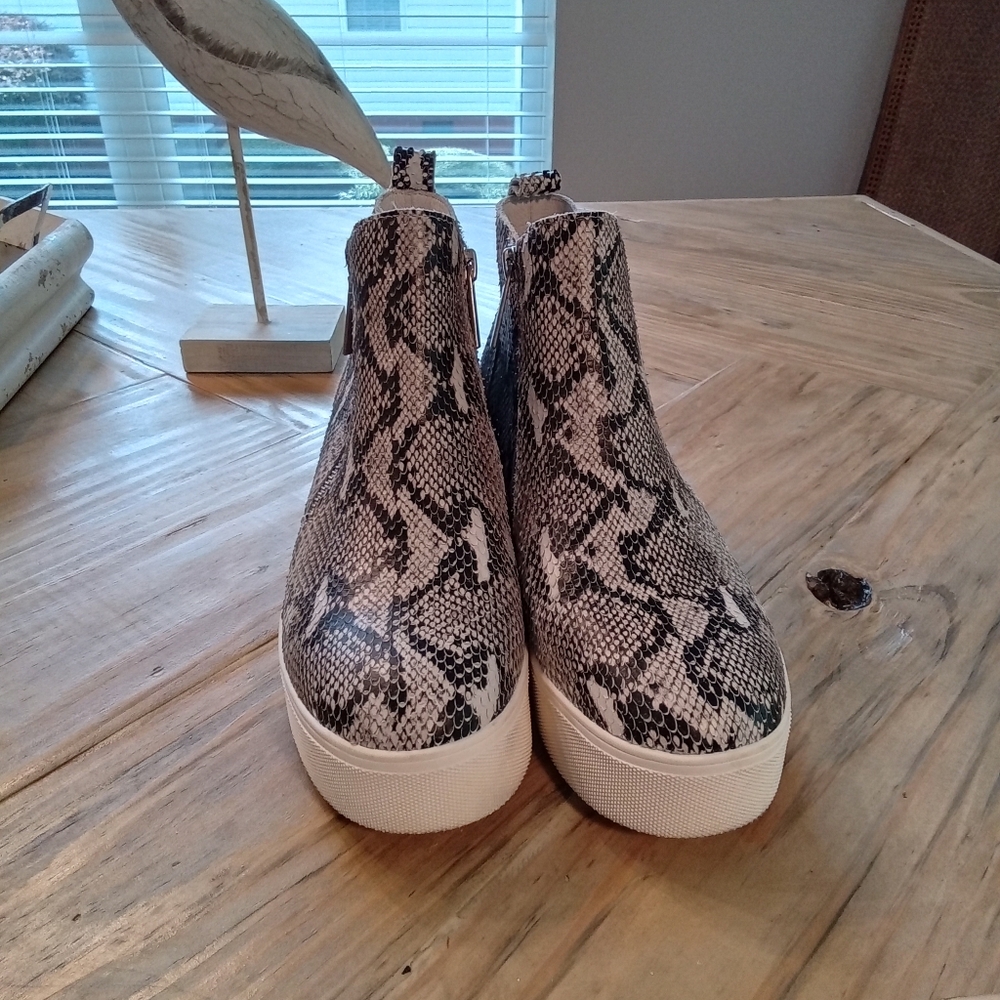 J/Slides NYC Size 7 Women's Genuine Leather Snakeskin Wedge High Top Sneakers